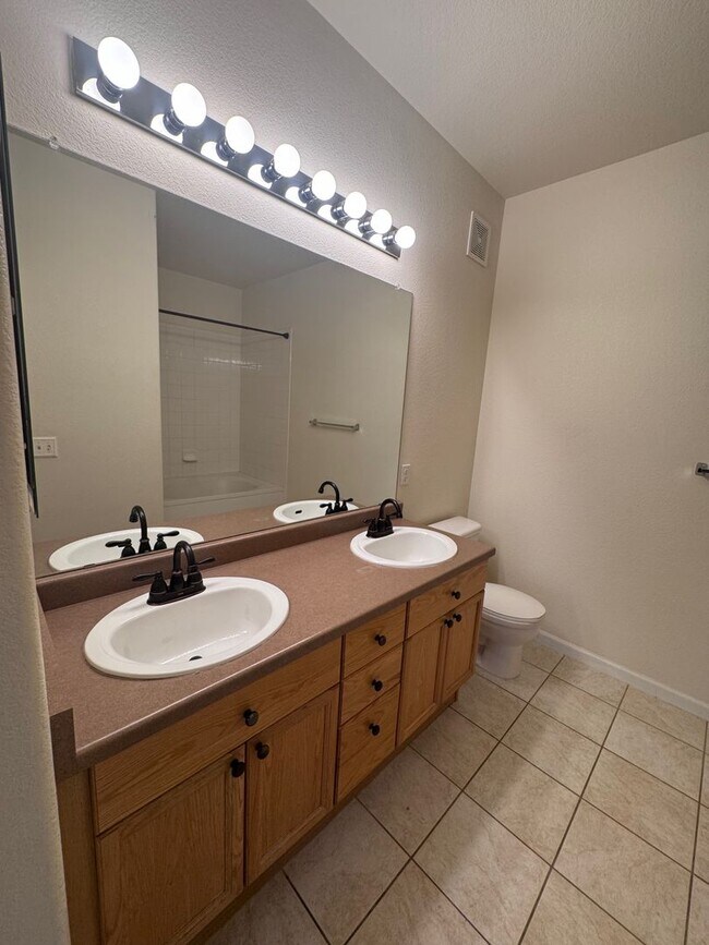 Building Photo - SW Littleton Top Floor Condo with Mountain Views!