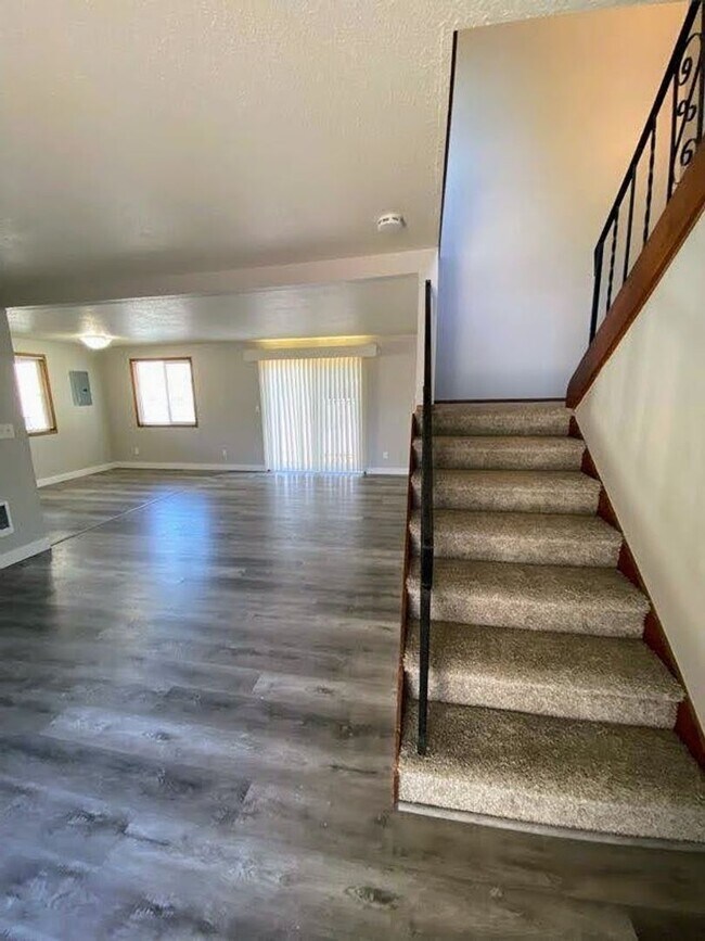 Building Photo - Large 2 bed, 1 bath Townhouse with Parking