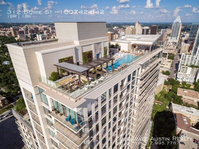 Building Photo - Rooftop Pool Overlooks Heart Of Austin