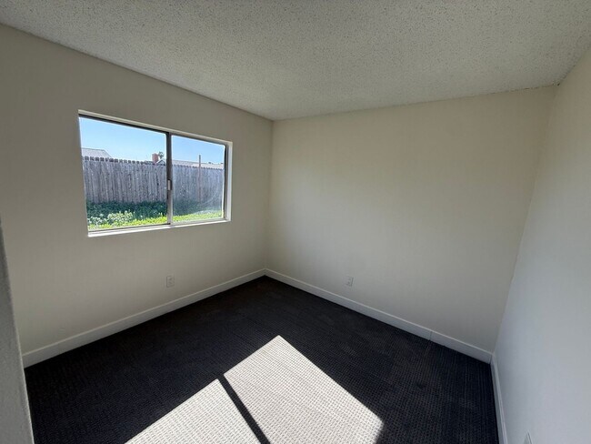 Building Photo - 4 Bedroom, 2 Bath Home with Large Yard + Two Car Garage