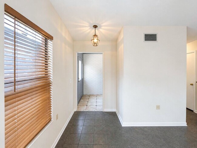 Building Photo - 614 Lake Carolyn Cir