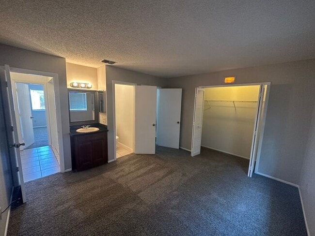 Building Photo - GREAT 2/2.5 Townhome Near UCF! Available Now!