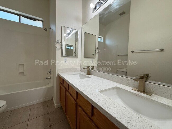 Building Photo - 281 W Flamingo Dr