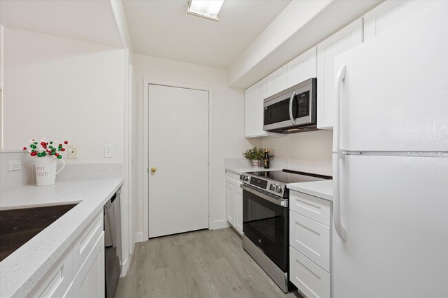 Building Photo - Nice Upgraded 2 Bedroom Condo in Gated Community - Eastern and 215