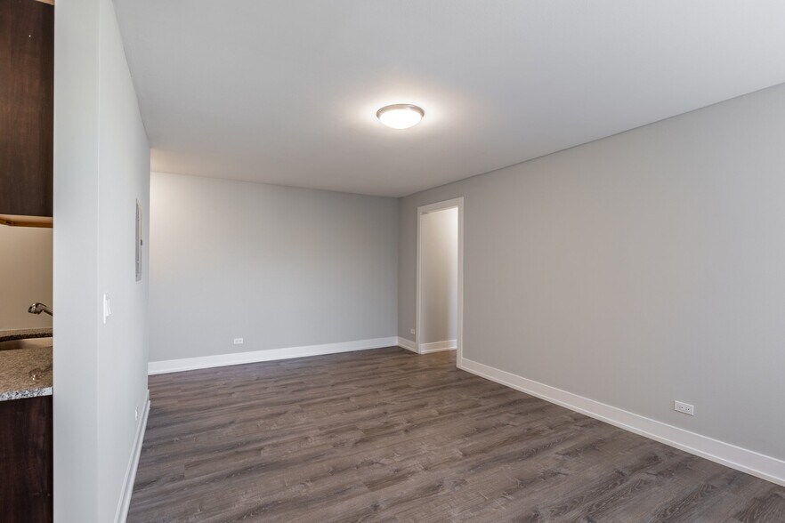 Building Photo - 530 W Aldine Ave
