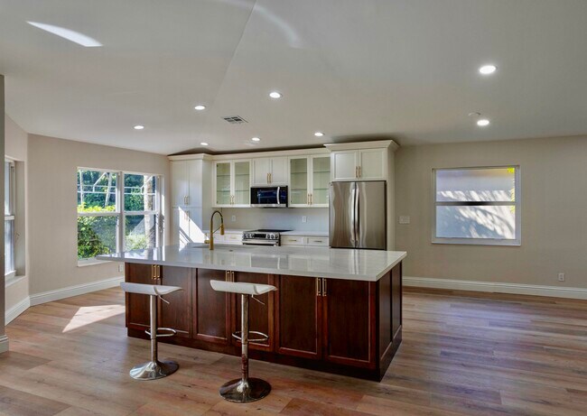 Building Photo - 1605 S Club Dr