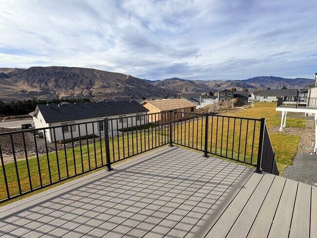 Building Photo - BRAND NEW construction! 3 beds, 2 baths, double garage, deck with VIEWS and more!