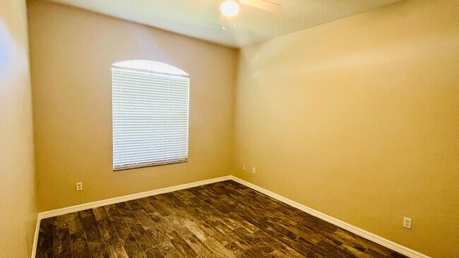 Building Photo - 4 Bed 2 Bath Single Family House For Rent