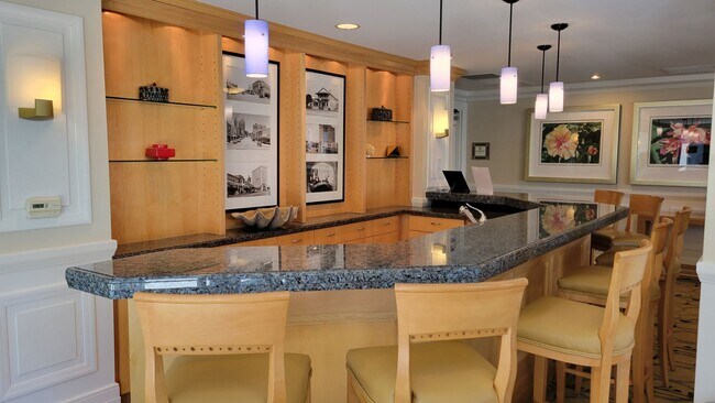 Building Photo - Short term ONLY luxury 2/2 condo in the heart of downtown Sarasota