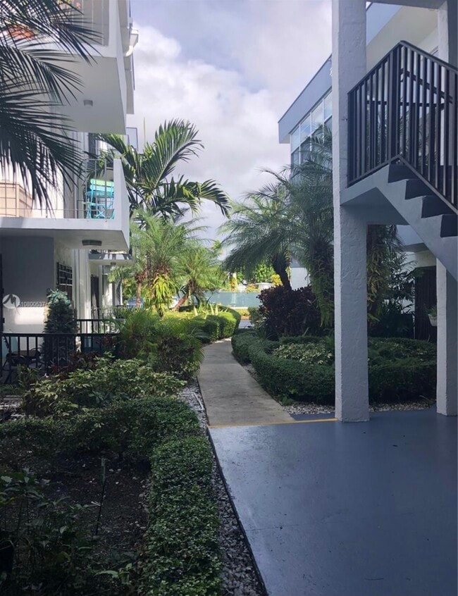 Building Photo - 2498 SW 17th Ave