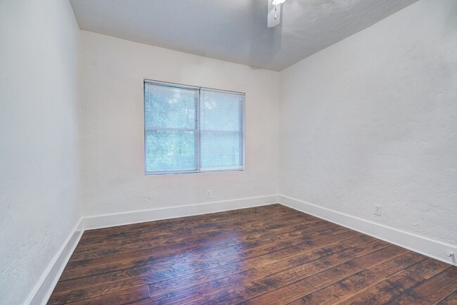 Building Photo - 1328 NE 8th St