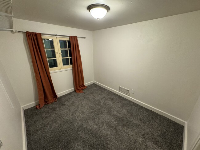 Building Photo - 654 1/2 N 100 E