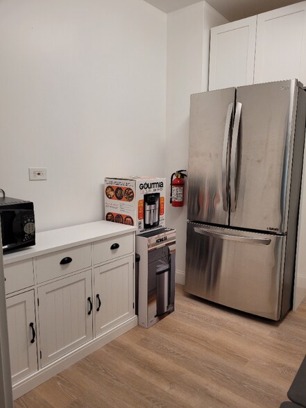 Building Photo - 45 River Dr S