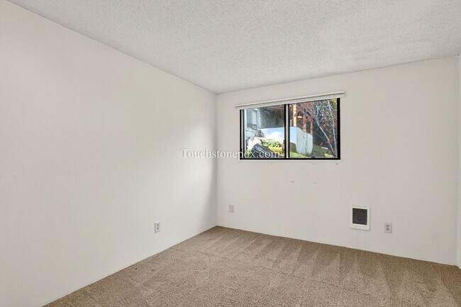 Building Photo - Bright Home with Stunning Mountain Skyline Setting!