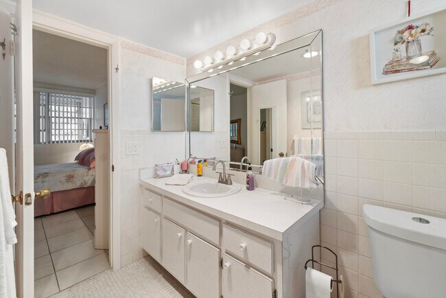 Building Photo - 1333 E Hallandale Beach Blvd