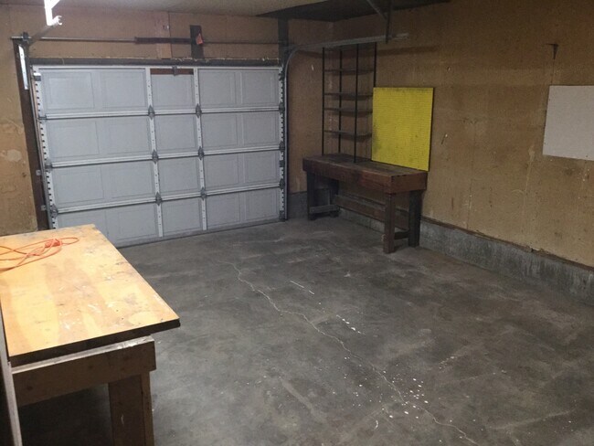 Building Photo - Westside 3 Bedroom House, New Kitchen, Paint, Flooring & Appliances, Attached Garage