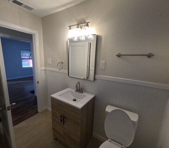 Building Photo - Cozy 2bed 1 bath