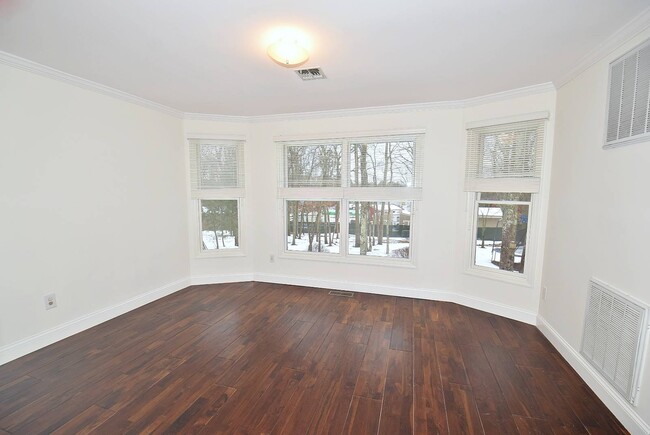 Building Photo - 396 Eastport Manor Rd