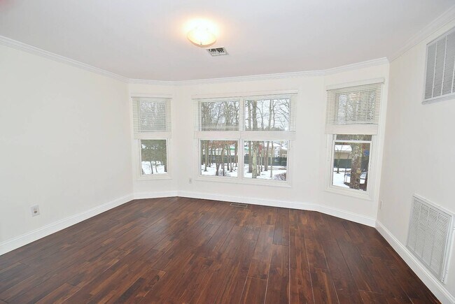 Building Photo - 64 Park Dr