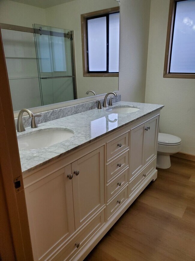 Building Photo - Beautiful 2 Bed 1.5 Bath 2 Story Duplex in...
