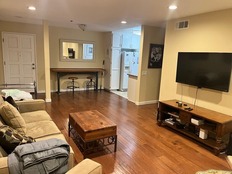 Building Photo - 5649 Lake Park Way