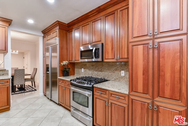 Building Photo - 11755 Montana Ave