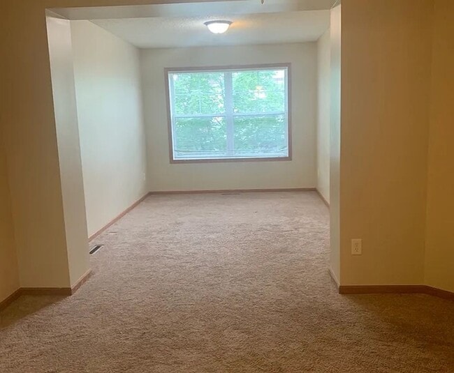 Building Photo - Beautiful Colonial 3 Bedroom Townhome in W...