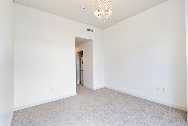 Building Photo - Park Place - 1 bed/1.5 bath/bonus room - P...