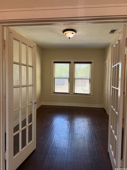 Building Photo - 630 W Gramercy Pl