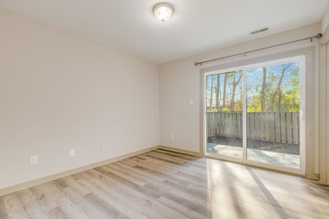 Building Photo - Fully Renovated 2-Bed Condo in Lake Wylie Woods – Prime Location with Community Amenities! $1,850...