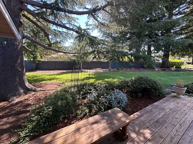 Building Photo - 6589 Meadowridge Dr