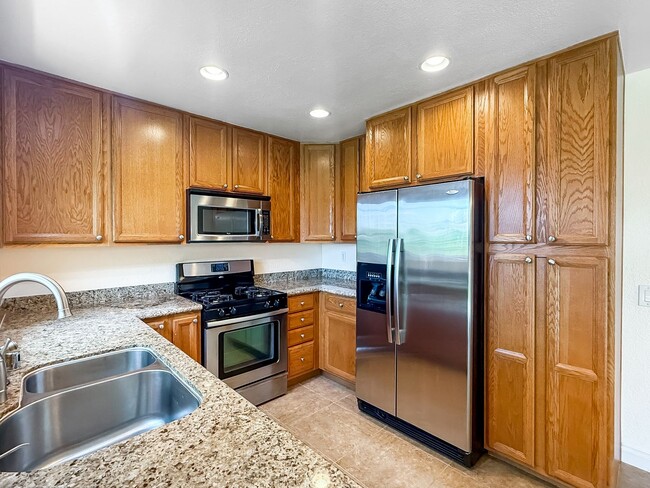 Building Photo - Beautiful 3B/2BA House w/ Attached Garage ...