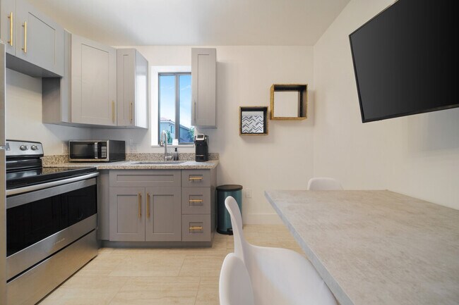 Building Photo - 2110 SW 16th St