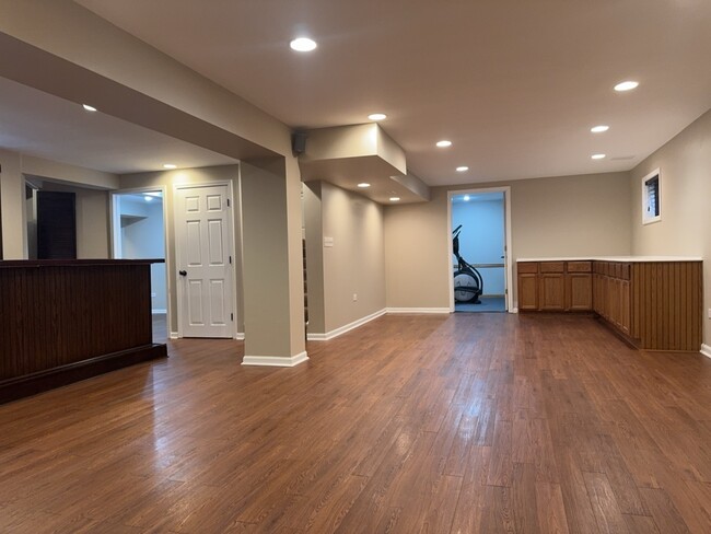 Building Photo - 552 Fairfax Ln