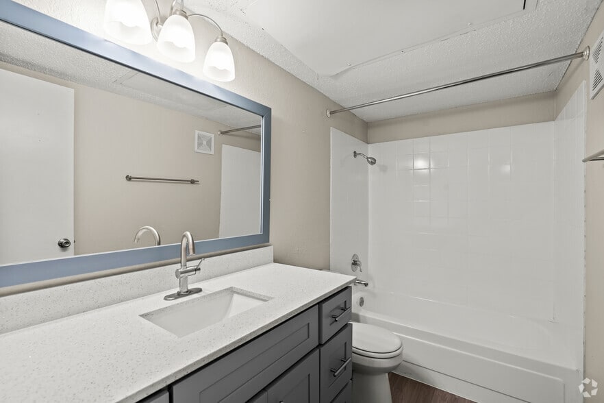 1BR, 1BA - 690SF - Bathroom - Blakely Apartments