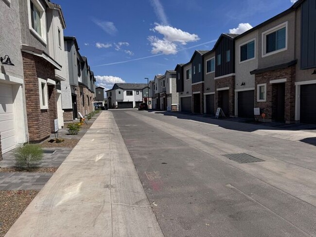 Building Photo - Stunning New 3Beds/2.5Bath Townhome in Pho...