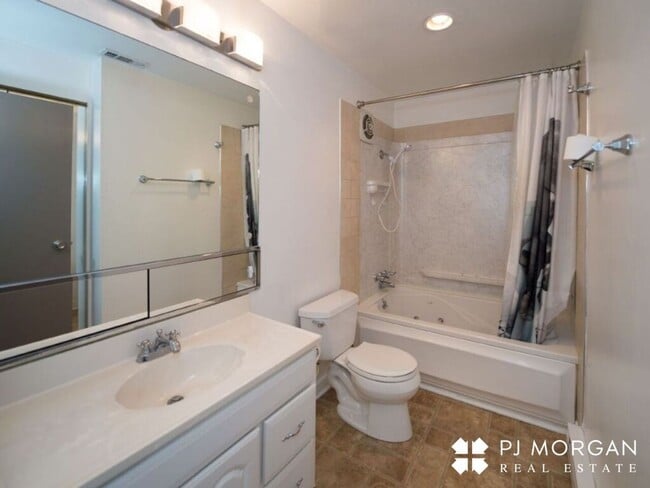 Building Photo - 3 bedroom, 1.5 bath House For Lease - open...