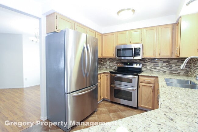 Building Photo - 2000 Village Green Dr