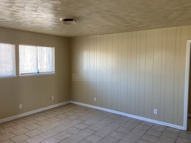 Building Photo - 1814 Crestridge Dr