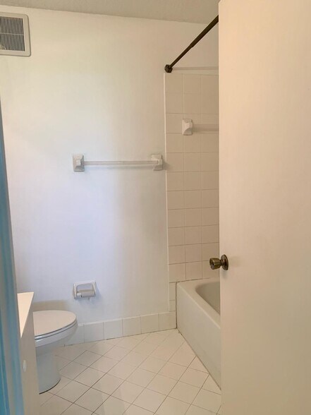 Building Photo - 980 NE 33rd Ter