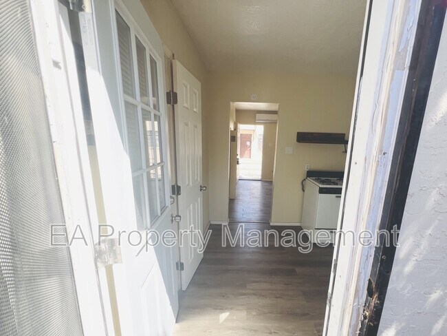 Building Photo - 525 Cedar St SE