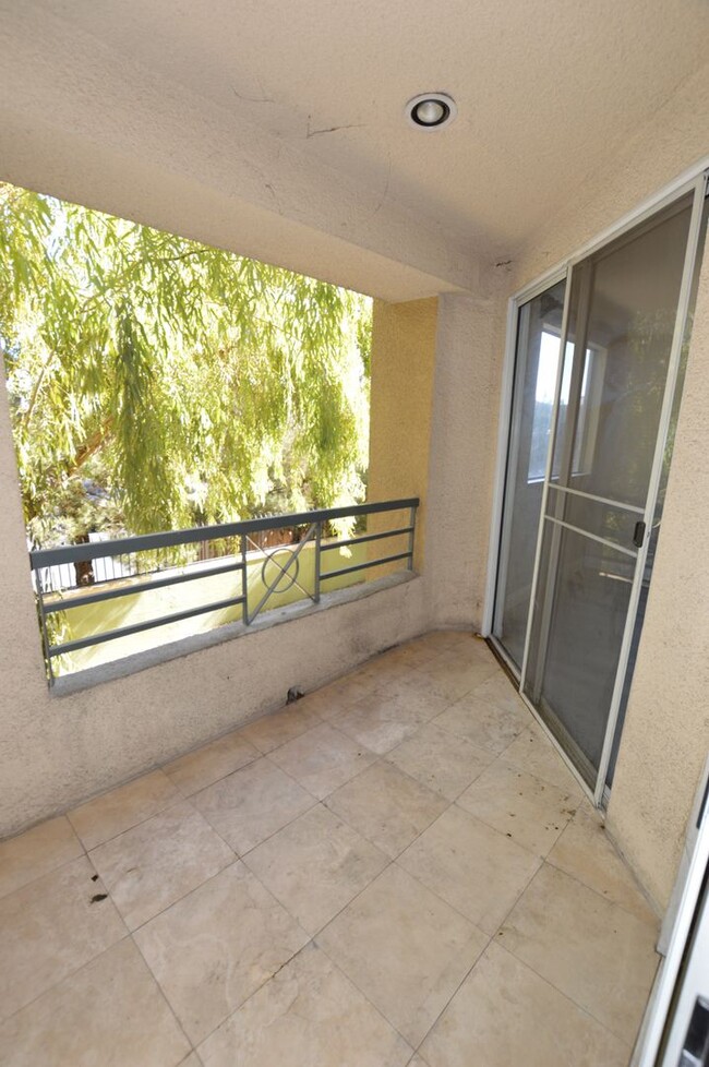 Building Photo - Meridian Unfurnished 2 Bd / 2 Ba Luxury Co...