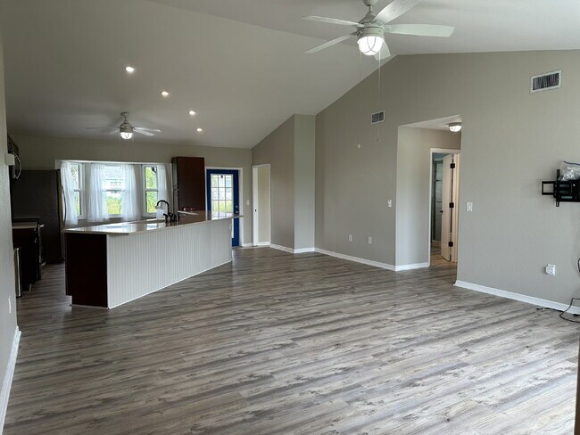 Building Photo - "Charming 3-Bedroom Home in Englewood!"