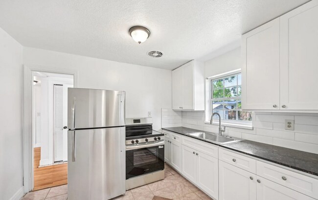 Building Photo - Beautiful 3 Beds 2 Baths Home with Spacious Backyard!