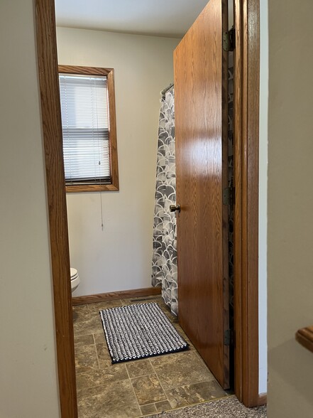 Bath Room - 913B Division St