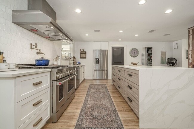 Building Photo - 715 Thistlewood Dr