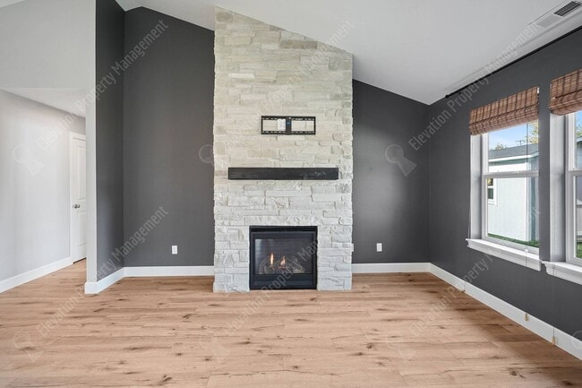 Building Photo - 3BR - 2BA Modern Living in a Quiet Cul-de-Sac