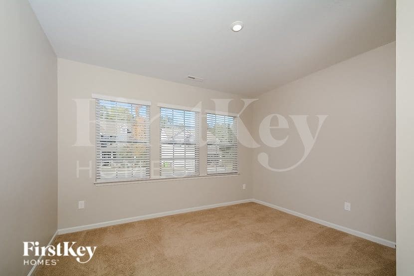 Building Photo - 302 N Great White Way