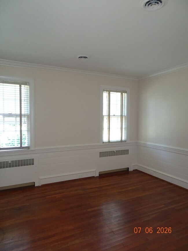 Building Photo - 3 bedrooms, 2 baths single family home