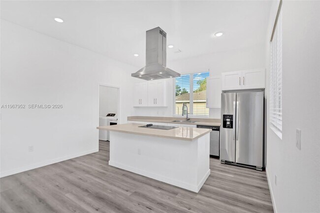 Building Photo - 719 Little Rock St E